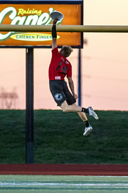 Rehder capped off his outstanding semis performance with this NFL-inspired dunk. Photo: Jeff Bell -- UltiPhotos.com