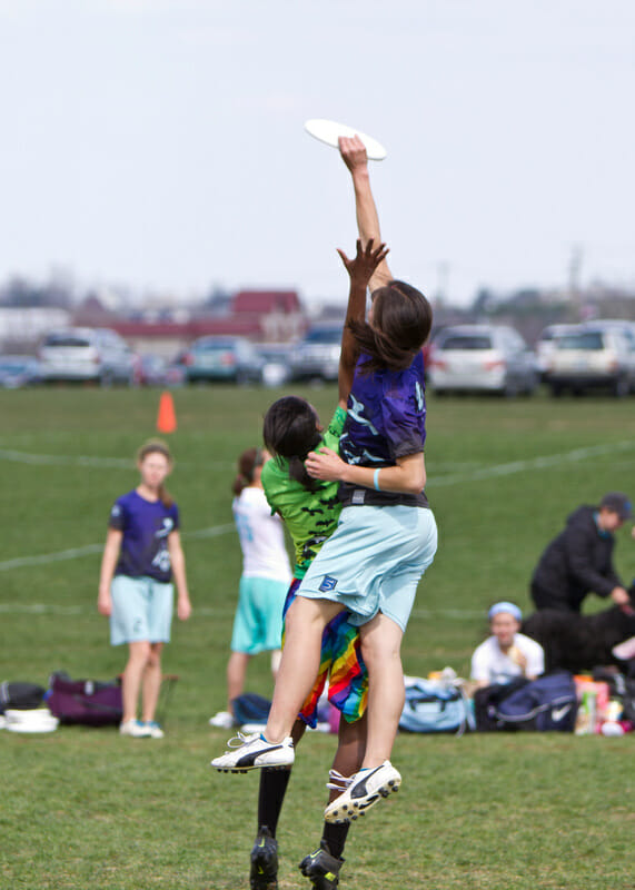 Lien Hoffmann skies a player at the 2013 Great Lakes Regionals.