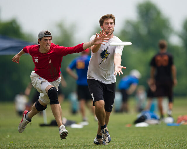 Chain Lightning's Andrew Hollingworth and Machine's Kevin Kelly battle for the disc at the 2014 Chesapeake Invite.