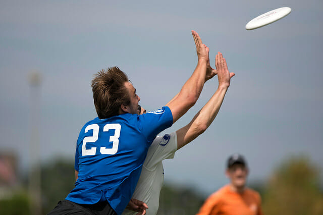 Johnny Bravo's Jimmy Mickle and Sockeye's Vehro Titcomb go for a disc at the 2014 US Open.