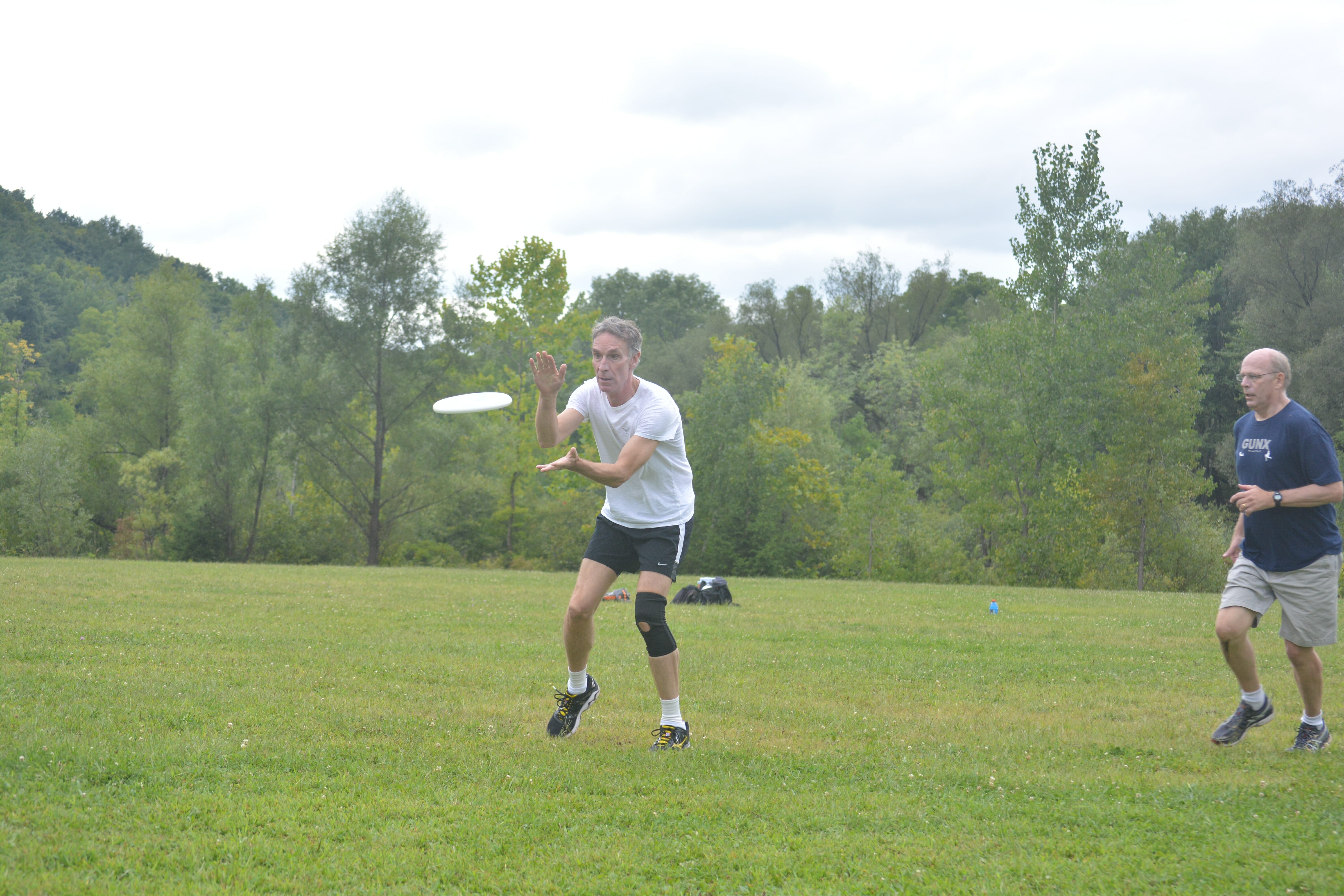 Bill Nye The Science Guy catching a disc in an ultimate game.