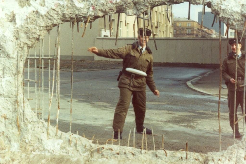 Frisbee through the Berlin Wall 