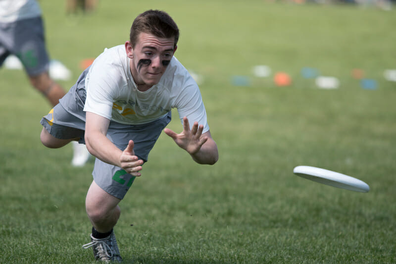 Oregon lays out for the disc at 2015 Nationals.