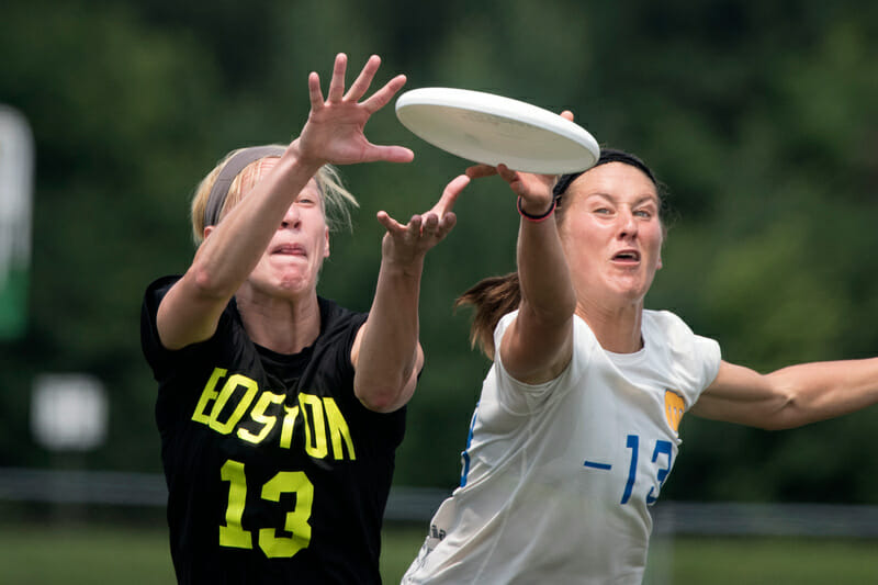 Fury's Cree Howard gets the block against Brute Squad's Becky Malinowski. Photo : Jolie Lang -- UltiPhotos.com