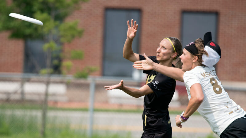 Riot's Charlie Mercer  goes for the block against Traffic's Terri Whitehead.. Photo: Jolie Lang -- UltiPhotos.com
