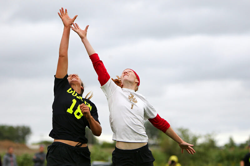 Riot and Brute Squad vye for a disc at the 2015 Pro Flight Finale.