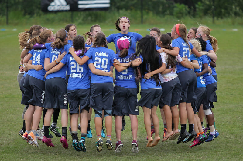 Paideia School huddling up before finals at the USA Ultimate 2015 Southern High School Regional Championships. Photo: Christina Schmidt -- UltiPhotos.com