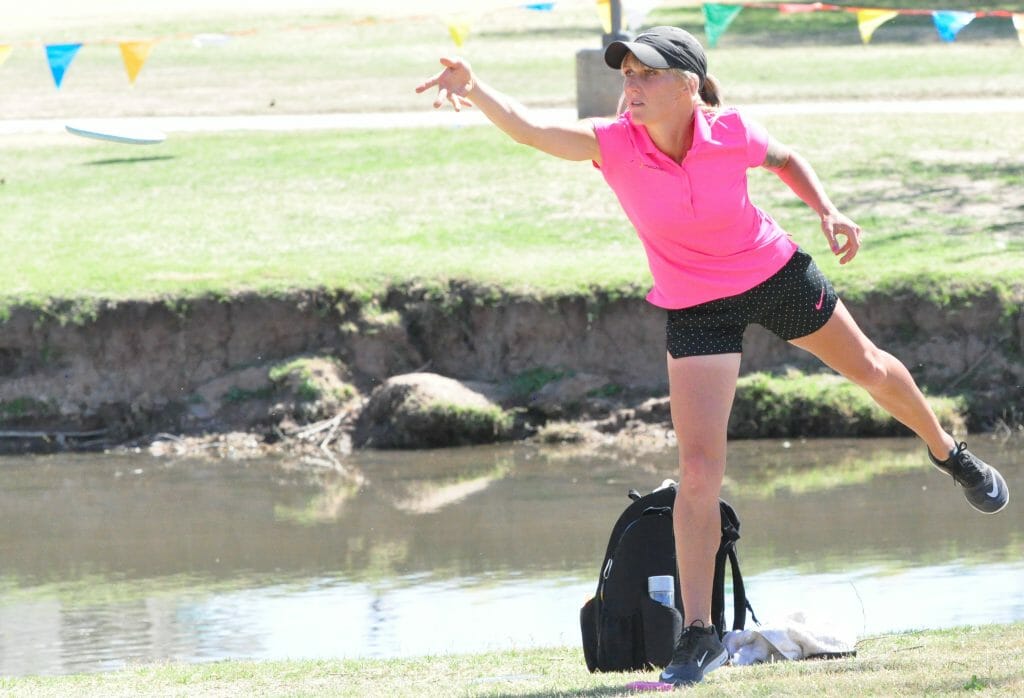 Catrina Allen putts at the 2016 Memorial Championship. Photo: PDGA.