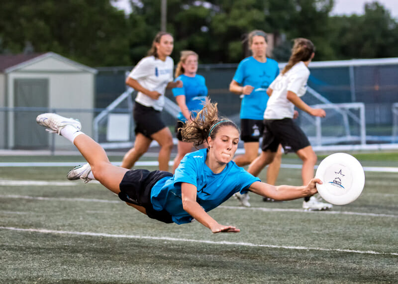 All-Star Kate Scarth makes a layout grab against Denver Molly Brown. Photo: Ken Forman -- UltiPhotos.com